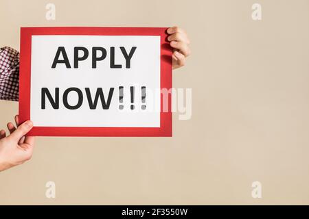 Bild des Mannes, der Papier mit Text hält, jetzt anwenden. Stockfoto