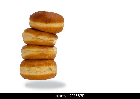 Gebratene Donuts isoliert auf weißem Hintergrund. Stockfoto