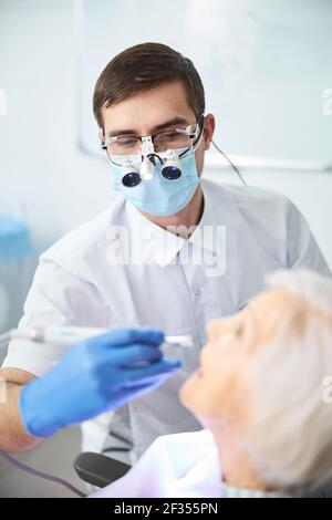 Arzt bekommt Zahnbohrer näher an die Zähne des Patienten Stockfoto