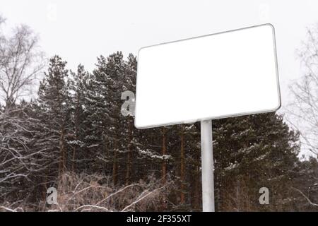 Werbetafel auf Winterstraße in den Vororten. Stockfoto