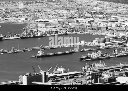 KAPSTADT, SÜDAFRIKA - 13. März 2021: Kapstadt, Südafrika - 15. Oktober 2019: Erhöhter Blick auf den Hafen von Kapstadt in Südafrika Stockfoto