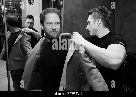 JOHANNESBURG, SÜDAFRIKA - Mär 13, 2021: Johannesburg, Südafrika - Juli 23 2013: Men Shopping for clothing in upmarket Mall Stockfoto