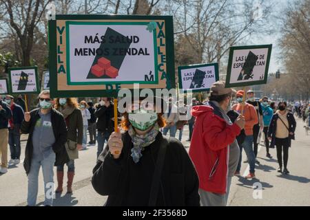 (3/14/2021) die Gruppen, die sich für die öffentliche Gesundheit von Madrid einsetzen, protestierten gegen das Krankenhaus Isabel Zendal und die "Privatisierung der Impfkampagne" und vertraten den Präsidenten der Gemeinde Madrid mit einem sehr großen Tanz für den paseo del prado Das Tor von alcala erreichen. Die Präsidentin der Gemeinde Madrid Isabel Díaz Ayuso hat ihren ersten Sieg errungen, weil der Oberste Gerichtshof von Madrid den Aufruf zur Wahl von Ayuso bestätigt, der sie für den 4. Mai 2021 einberufen hat (Foto: Alberto Sibaja/Pacific Press/Sipa USA) Stockfoto