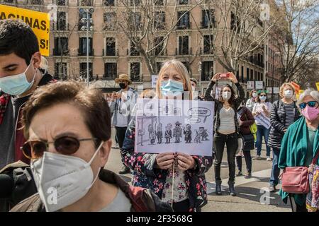 (3/14/2021) die Gruppen, die sich für die öffentliche Gesundheit von Madrid einsetzen, protestierten gegen das Krankenhaus Isabel Zendal und die "Privatisierung der Impfkampagne" und vertraten den Präsidenten der Gemeinde Madrid mit einem sehr großen Tanz für den paseo del prado Das Tor von alcala erreichen. Die Präsidentin der Gemeinde Madrid Isabel Díaz Ayuso hat ihren ersten Sieg errungen, weil der Oberste Gerichtshof von Madrid den Aufruf zur Wahl von Ayuso bestätigt, der sie für den 4. Mai 2021 einberufen hat (Foto: Alberto Sibaja/Pacific Press/Sipa USA) Stockfoto