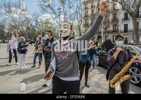 (3/14/2021) die Gruppen, die sich für die öffentliche Gesundheit von Madrid einsetzen, protestierten gegen das Krankenhaus Isabel Zendal und die "Privatisierung der Impfkampagne" und vertraten den Präsidenten der Gemeinde Madrid mit einem sehr großen Tanz für den paseo del prado Das Tor von alcala erreichen. Die Präsidentin der Gemeinde Madrid Isabel Díaz Ayuso hat ihren ersten Sieg errungen, weil der Oberste Gerichtshof von Madrid den Aufruf zur Wahl von Ayuso bestätigt, der sie für den 4. Mai 2021 einberufen hat (Foto: Alberto Sibaja/Pacific Press/Sipa USA) Stockfoto