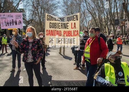 (3/14/2021) die Gruppen, die sich für die öffentliche Gesundheit von Madrid einsetzen, protestierten gegen das Krankenhaus Isabel Zendal und die "Privatisierung der Impfkampagne" und vertraten den Präsidenten der Gemeinde Madrid mit einem sehr großen Tanz für den paseo del prado Das Tor von alcala erreichen. Die Präsidentin der Gemeinde Madrid Isabel Díaz Ayuso hat ihren ersten Sieg errungen, weil der Oberste Gerichtshof von Madrid den Aufruf zur Wahl von Ayuso bestätigt, der sie für den 4. Mai 2021 einberufen hat (Foto: Alberto Sibaja/Pacific Press/Sipa USA) Stockfoto