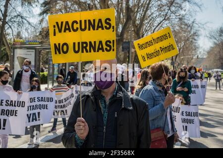 (3/14/2021) die Gruppen, die sich für die öffentliche Gesundheit von Madrid einsetzen, protestierten gegen das Krankenhaus Isabel Zendal und die "Privatisierung der Impfkampagne" und vertraten den Präsidenten der Gemeinde Madrid mit einem sehr großen Tanz für den paseo del prado Das Tor von alcala erreichen. Die Präsidentin der Gemeinde Madrid Isabel Díaz Ayuso hat ihren ersten Sieg errungen, weil der Oberste Gerichtshof von Madrid den Aufruf zur Wahl von Ayuso bestätigt, der sie für den 4. Mai 2021 einberufen hat (Foto: Alberto Sibaja/Pacific Press/Sipa USA) Stockfoto