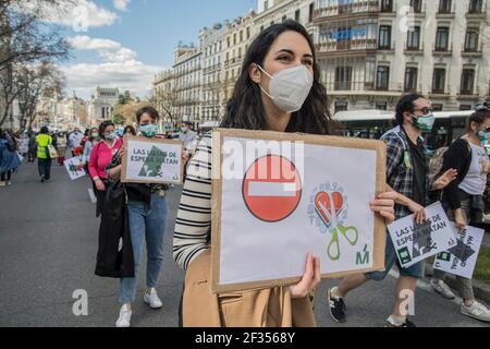 (3/14/2021) die Gruppen, die sich für die öffentliche Gesundheit von Madrid einsetzen, protestierten gegen das Krankenhaus Isabel Zendal und die "Privatisierung der Impfkampagne" und vertraten den Präsidenten der Gemeinde Madrid mit einem sehr großen Tanz für den paseo del prado Das Tor von alcala erreichen. Die Präsidentin der Gemeinde Madrid Isabel Díaz Ayuso hat ihren ersten Sieg errungen, weil der Oberste Gerichtshof von Madrid den Aufruf zur Wahl von Ayuso bestätigt, der sie für den 4. Mai 2021 einberufen hat (Foto: Alberto Sibaja/Pacific Press/Sipa USA) Stockfoto