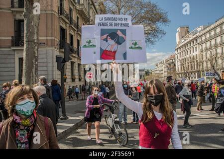 (3/14/2021) die Gruppen, die sich für die öffentliche Gesundheit von Madrid einsetzen, protestierten gegen das Krankenhaus Isabel Zendal und die "Privatisierung der Impfkampagne" und vertraten den Präsidenten der Gemeinde Madrid mit einem sehr großen Tanz für den paseo del prado Das Tor von alcala erreichen. Die Präsidentin der Gemeinde Madrid Isabel Díaz Ayuso hat ihren ersten Sieg errungen, weil der Oberste Gerichtshof von Madrid den Aufruf zur Wahl von Ayuso bestätigt, der sie für den 4. Mai 2021 einberufen hat (Foto: Alberto Sibaja/Pacific Press/Sipa USA) Stockfoto