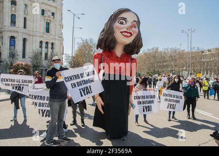 (3/14/2021) die Gruppen, die sich für die öffentliche Gesundheit von Madrid einsetzen, protestierten gegen das Krankenhaus Isabel Zendal und die "Privatisierung der Impfkampagne" und vertraten den Präsidenten der Gemeinde Madrid mit einem sehr großen Tanz für den paseo del prado Das Tor von alcala erreichen. Die Präsidentin der Gemeinde Madrid Isabel Díaz Ayuso hat ihren ersten Sieg errungen, weil der Oberste Gerichtshof von Madrid den Aufruf zur Wahl von Ayuso bestätigt, der sie für den 4. Mai 2021 einberufen hat (Foto: Alberto Sibaja/Pacific Press/Sipa USA) Stockfoto