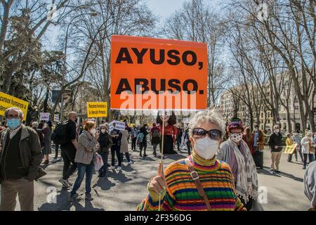 (3/14/2021) die Gruppen, die sich für die öffentliche Gesundheit von Madrid einsetzen, protestierten gegen das Krankenhaus Isabel Zendal und die "Privatisierung der Impfkampagne" und vertraten den Präsidenten der Gemeinde Madrid mit einem sehr großen Tanz für den paseo del prado Das Tor von alcala erreichen. Die Präsidentin der Gemeinde Madrid Isabel Díaz Ayuso hat ihren ersten Sieg errungen, weil der Oberste Gerichtshof von Madrid den Aufruf zur Wahl von Ayuso bestätigt, der sie für den 4. Mai 2021 einberufen hat (Foto: Alberto Sibaja/Pacific Press/Sipa USA) Stockfoto