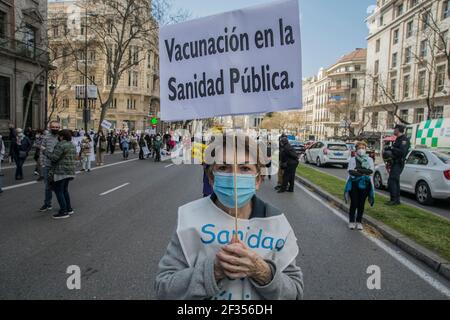 (3/14/2021) die Gruppen, die sich für die öffentliche Gesundheit von Madrid einsetzen, protestierten gegen das Krankenhaus Isabel Zendal und die "Privatisierung der Impfkampagne" und vertraten den Präsidenten der Gemeinde Madrid mit einem sehr großen Tanz für den paseo del prado Das Tor von alcala erreichen. Die Präsidentin der Gemeinde Madrid Isabel Díaz Ayuso hat ihren ersten Sieg errungen, weil der Oberste Gerichtshof von Madrid den Aufruf zur Wahl von Ayuso bestätigt, der sie für den 4. Mai 2021 einberufen hat (Foto: Alberto Sibaja/Pacific Press/Sipa USA) Stockfoto