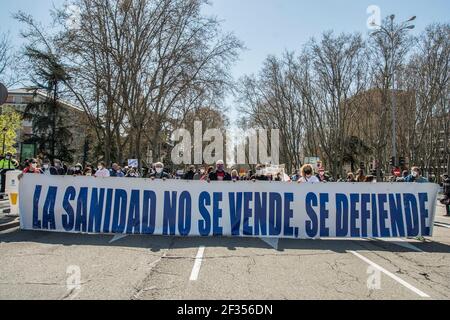 (3/14/2021) die Gruppen, die sich für die öffentliche Gesundheit von Madrid einsetzen, protestierten gegen das Krankenhaus Isabel Zendal und die "Privatisierung der Impfkampagne" und vertraten den Präsidenten der Gemeinde Madrid mit einem sehr großen Tanz für den paseo del prado Das Tor von alcala erreichen. Die Präsidentin der Gemeinde Madrid Isabel Díaz Ayuso hat ihren ersten Sieg errungen, weil der Oberste Gerichtshof von Madrid den Aufruf zur Wahl von Ayuso bestätigt, der sie für den 4. Mai 2021 einberufen hat (Foto: Alberto Sibaja/Pacific Press/Sipa USA) Stockfoto