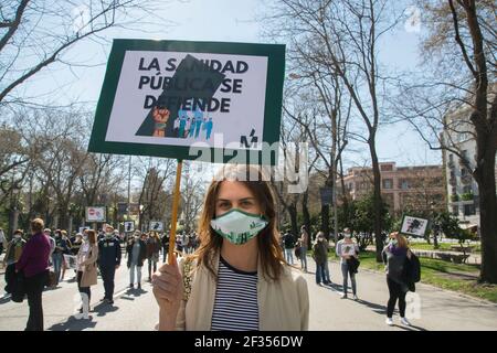 (3/14/2021) die Gruppen, die sich für die öffentliche Gesundheit von Madrid einsetzen, protestierten gegen das Krankenhaus Isabel Zendal und die "Privatisierung der Impfkampagne" und vertraten den Präsidenten der Gemeinde Madrid mit einem sehr großen Tanz für den paseo del prado Das Tor von alcala erreichen. Die Präsidentin der Gemeinde Madrid Isabel Díaz Ayuso hat ihren ersten Sieg errungen, weil der Oberste Gerichtshof von Madrid den Aufruf zur Wahl von Ayuso bestätigt, der sie für den 4. Mai 2021 einberufen hat (Foto: Alberto Sibaja/Pacific Press/Sipa USA) Stockfoto