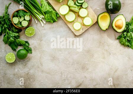 Vitamin-Diät mit grünem Gemüse und Kichererbsen und Getreide in Schüsseln Stockfoto