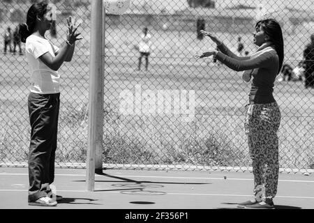 CAPE TOW, SÜDAFRIKA - 13. März 2021: Kapstadt, Südafrika, 06. Dezember 2011, Diverse Kinder spielen Netball in der Schule Stockfoto