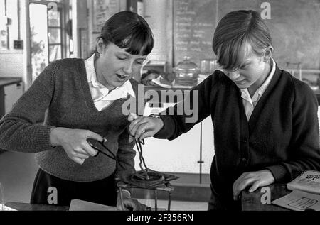 Erstes Jahr Wissenschaftsunterricht Greenhill Comprehensive School Herne Bay Stockfoto