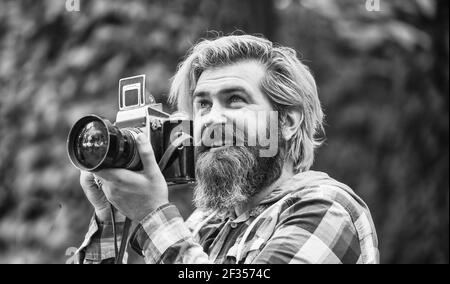 Sommerurlaub. Fotograf halten Retro-Kamera. Journalist ist meine Karriere. Reporter machen Foto. Vintage-Kamera. Erfassen Sie diese Erinnerungen. SLR-Kamera Stockfoto