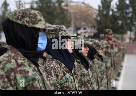 Kabul, Afghanistan. März 2021, 15th. Afghanische Soldatinnen nehmen am 15. März 2021 an ihrer Abschlussfeier in Kabul, Afghanistan, Teil. Insgesamt 1.057 neu graduierte Soldaten sind hier am Montag in den Auftrag der afghanischen Nationalarmee gekommen. Kredit: Sayed Mominzadah/Xinhua/Alamy Live Nachrichten Stockfoto