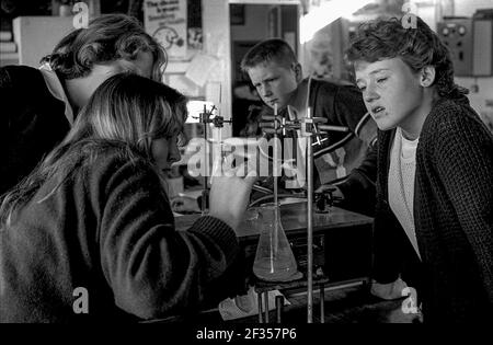 Erstes Jahr Wissenschaftsunterricht Greenhill Comprehensive School Herne Bay Stockfoto