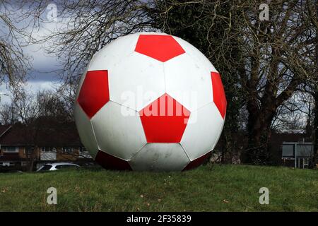 Riesiger Fußball vor dem Crawley Town Football Club Stockfoto