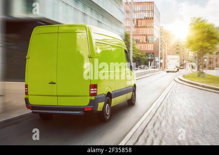 Grüne Frachtschifffahrt in der Stadt Stockfoto