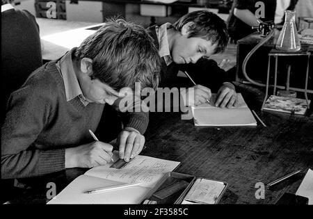 Erstes Jahr Wissenschaftsunterricht Greenhill Comprehensive School Herne Bay Stockfoto