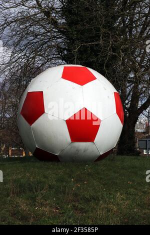 Riesiger Fußball vor dem Crawley Town Football Club Stockfoto