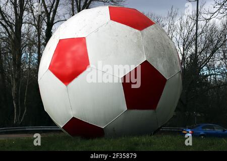 Riesiger Fußball vor dem Crawley Town Football Club Stockfoto