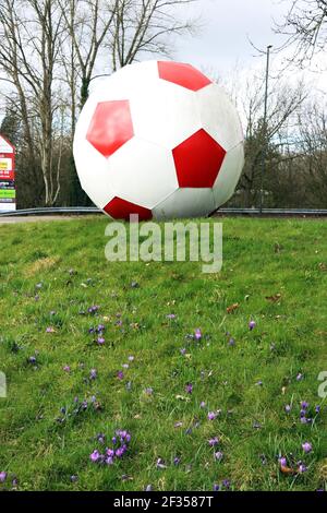 Riesiger Fußball vor dem Crawley Town Football Club Stockfoto