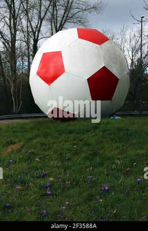 Riesiger Fußball vor dem Crawley Town Football Club Stockfoto