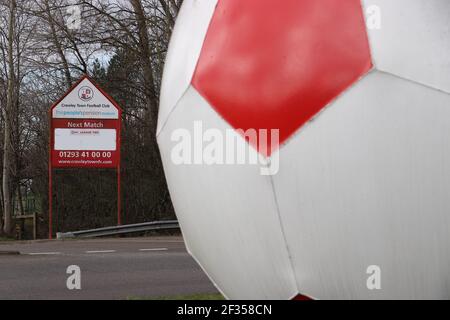 Riesiger Fußball vor dem Crawley Town Football Club Stockfoto