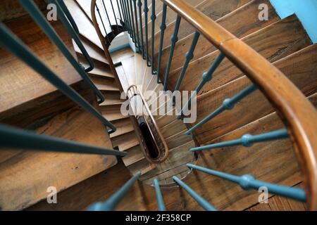Große Walnusstreppe: Hohe Sicht auf die Treppe und das Geländer Stockfoto