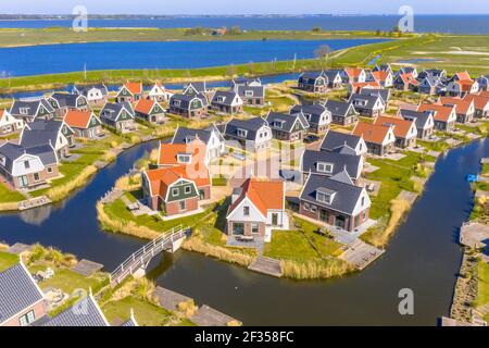 Luftaufnahme des Resorts Poort van Amsterdam ist durch seine einzigartige Lage gekennzeichnet. Mit traditionellen Stil Chalets und das sanft fließende Wasser der Stockfoto