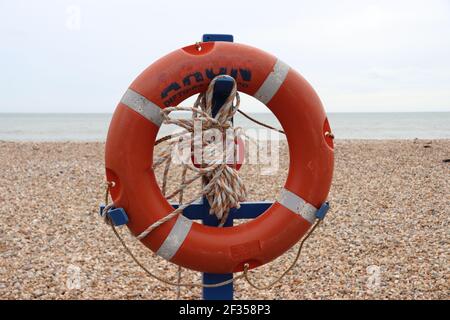 Ein Rettungsschwimmer, der in der Nähe des Strandes angebracht ist Stockfoto