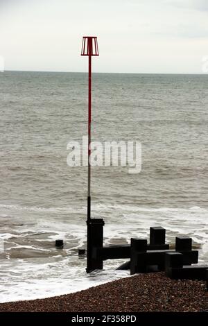 Groyne im Meer mit Warnmarkierung Stockfoto