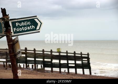 Öffentliche Fußwegschild in Sussex zeigt in das Meer, England, Großbritannien Stockfoto