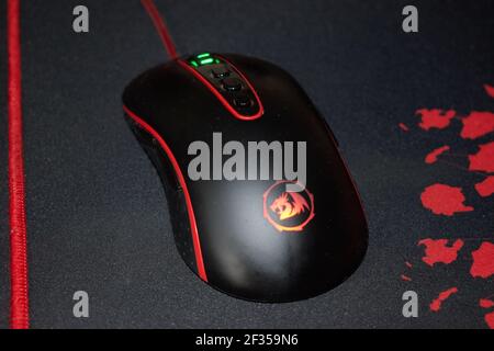 Rote Maus mit schwarzem Faden Stockfoto