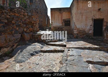 Koloniale verlassene Steinhäuser in der historischen Geisterstadt Cerro de San Pedro, San Luis Potosí, Mexiko. Stockfoto