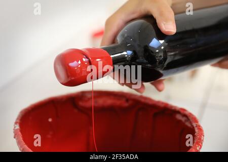 Weinflaschen handversiegelt mit Wachs, Premium-Flaschen. Flasche Versiegelungswachs schützt Korken vor überschüssiger Feuchtigkeit Stockfoto