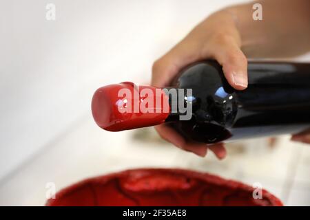 Weinflaschen handversiegelt mit Wachs, Premium-Flaschen. Flasche Versiegelungswachs schützt Korken vor überschüssiger Feuchtigkeit Stockfoto