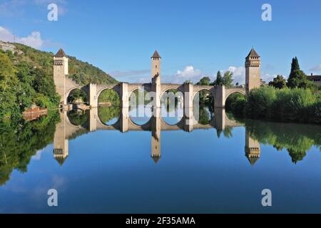 Cahors (Südfrankreich): Die Valentre-Brücke über den Fluss Lot. Als nationales historisches Denkmal (französisches 'Monument historique') und UNESCO W Stockfoto