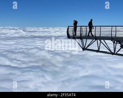 „Pic du Midi de Bigorre“ (Südwestfrankreich): Silhouetten von zwei Touristen, die den Blick von der Sternwarte „der Ponton am Himmel“ bewundern, Stockfoto