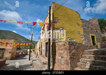 Koloniale verlassene Steinhäuser in der historischen Geisterstadt Cerro de San Pedro, San Luis Potosí, Mexiko. Stockfoto