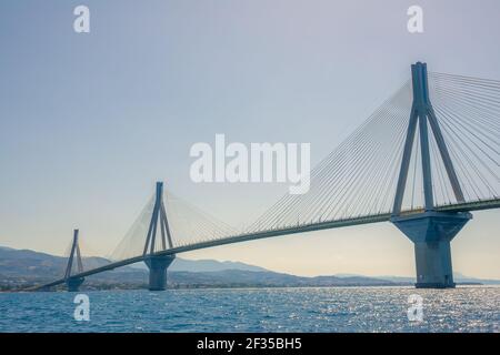 Griechenland. Hohe Pylone der Rion Antirion Seilbrücke über den Golf von Korinth bei sonnigem Wetter. Untere Ansicht Stockfoto