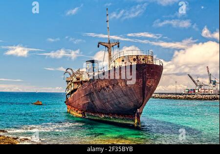 Ein rostig altes Schiff dockte im Hafen von Lanzarote, Spanien an Stockfoto