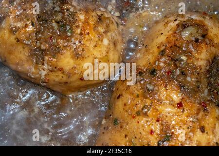 Kleine Stücke Hühnerfleisch werden mit Gewürzen geschmort. Nahaufnahme mit selektivem Fokus. Stockfoto