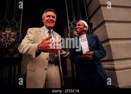 Cheryl Carolus Südafrikanischer Hochkommissar Aug 1999 Gruß an Peter Hain EHEMALIGER ANTI-APARTHIED-AKTIVIST, JETZT AUSSENMINISTER, VOR DER SÜDAFRIKANISCHEN BOTSCHAFT, SCHAUPLATZ VIELER PROTESTE Stockfoto