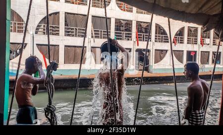 Barishal, Barishal, Bangladesch. März 2021, 15th. Bath time at Mid-day in Barishal, Bangladesh Credit: Mustasinur Rahman Alvi/ZUMA Wire/Alamy Live News Stockfoto