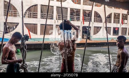 Barishal, Barishal, Bangladesch. März 2021, 15th. Bath time at Mid-day in Barishal, Bangladesh Credit: Mustasinur Rahman Alvi/ZUMA Wire/Alamy Live News Stockfoto